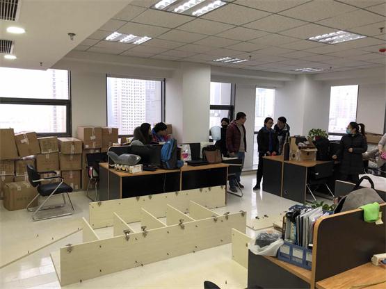 整个同事群策群力搬入新办公区 2.jpg 整个同事群策群力搬入新办公区 2.jpg