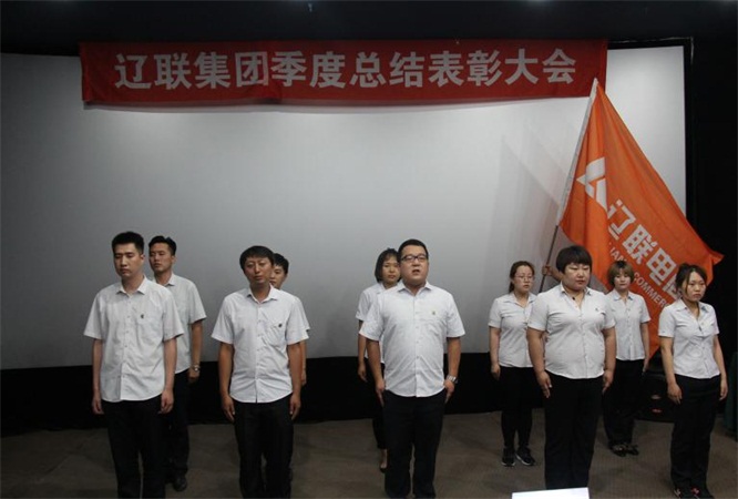 “充斥青春的高慢，为妄想奋力前杏妆