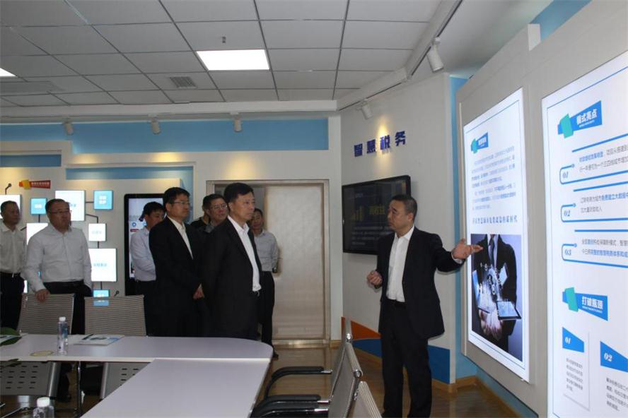 辽阳市市长王一兵莅临k豆钱包电商调研.jpg 辽阳市市长王一兵莅临k豆钱包电商调研.jpg